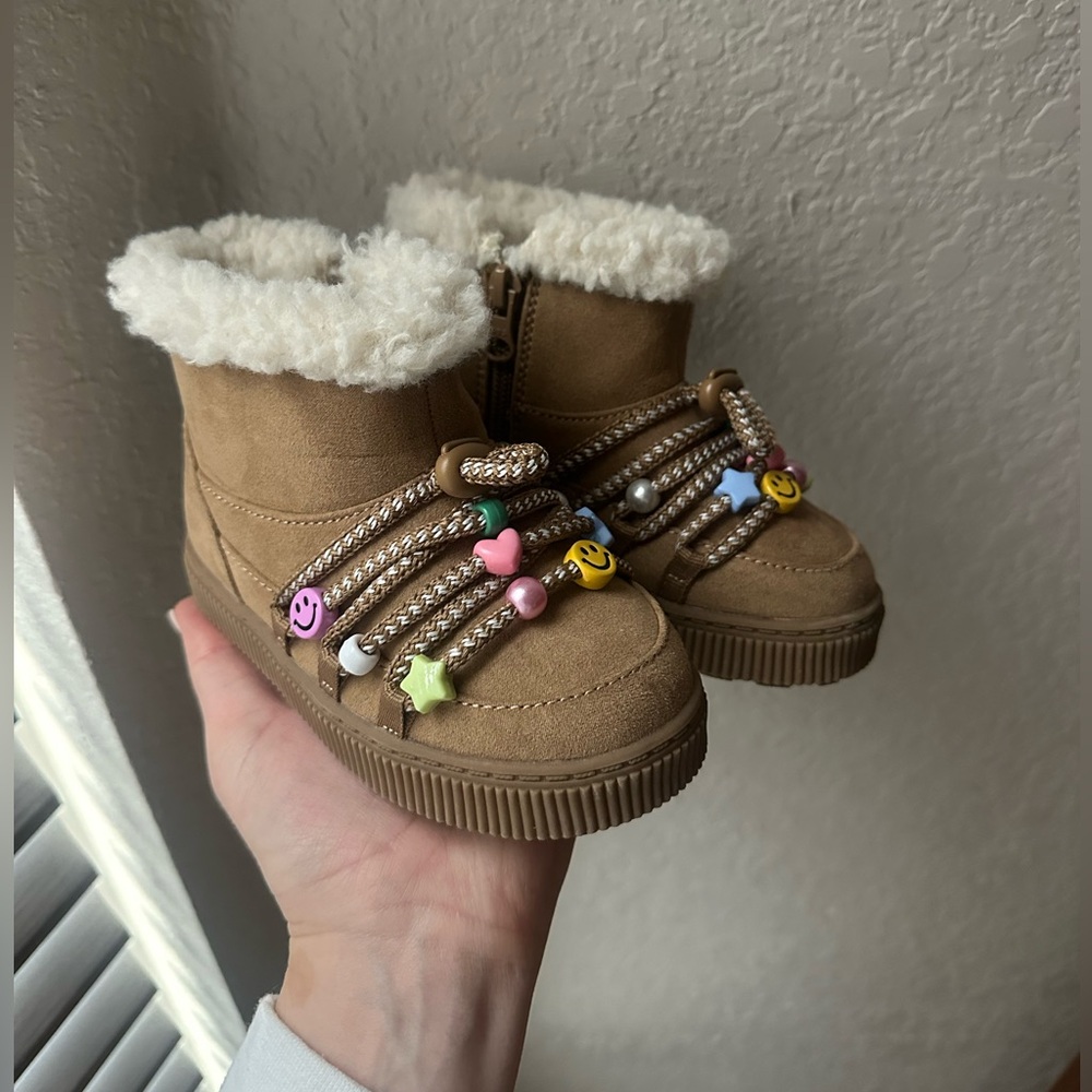 Bnwot cat and Jack boots 7c